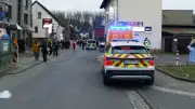 Schreckmoment bei Karnevalsumzug: Vier Personen stürzen von Festwagen in Niederkassel