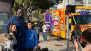 Shaquille O’Neal fährt Süßigkeiten-Truck durch Los Angeles: Sport-Legende überrascht Fans