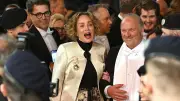 Sharon Stone erleidet Panikattacke beim Wiener Opernball und flüchtet vor Menschenmenge