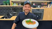 Steffen Henssler präsentiert schnelles Mozzarella-Omelett: Low-Carb und köstlich