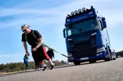 Strongman-Athlet Felix Zappe zieht 8-Tonnen-Lkw eine Stunde lang in Brandenburg