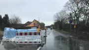 Tauwetter in Sandhagen: Straße überflutet, Anwohner kritisieren bauliche Mängel