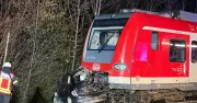 Tödlicher Unfall an unbeschranktem Bahnübergang: S-Bahn erfasst Kleinwagen trotz Notbremsung