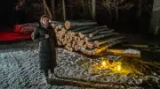 Tragischer Schlittenunfall: 11-jähriger Junge prallt gegen Holzhaufen und stirbt