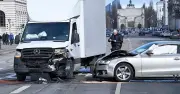 Unfall auf der Ludwigstraße: Audi-Fahrer verursacht Kollision mit Mercedes-Transporter
