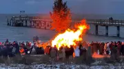 Valentinstag am Ostseestrand: Hunderte feiern romantische Stunden bei Feuer und Meer