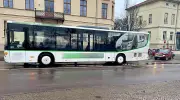 Verkehrsunfall in Bernburg: Bus mit Fahrgästen und Oldtimer kollidieren auf Friedensallee