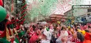 Weiberfastnacht im Rheinland startet trotz strömenden Regens mit Tausenden Jecken