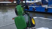 Winterdienst endet im Hafenbecken: Traktor stürzt in eiskaltes Wasser