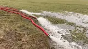 Zeitraffer-Video: Freiwillige Feuerwehr setzt 600-Meter-Schlauch gegen Überschwemmungen ein