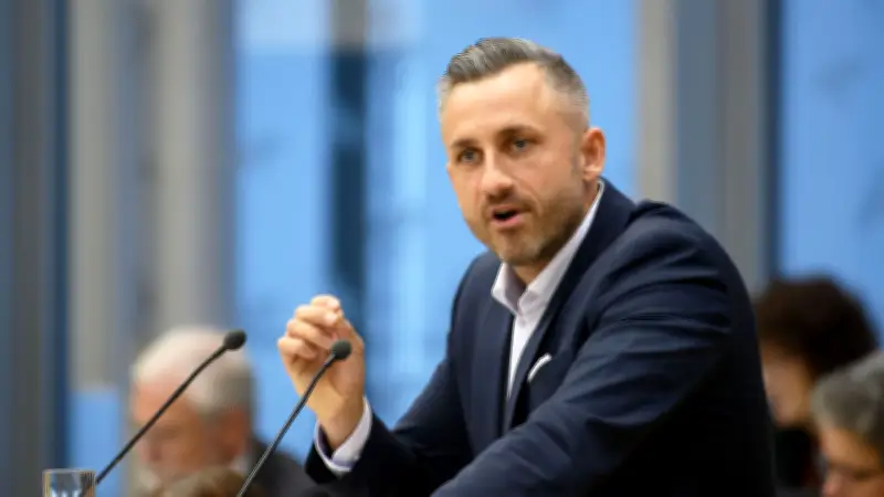 AfD-Spitzenkandidat Siegmund fordert TV-Duell mit Ministerpräsident Schulze vor Landtagswahl