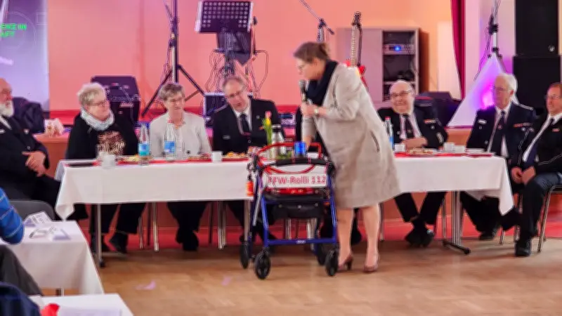 Karnevalisten überraschen Feuerwehrsenioren mit humorvollem Rollator-Geschenk