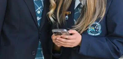 Australien ermittelt gegen Tech-Giganten: Verstöße gegen Social-Media-Verbot für Jugendliche