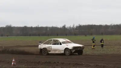 Autocross in Reckenzin: 101 Fahrer liefern sich heiße Rennen auf nasser Ackerpiste