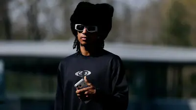 Bayern-Star Olise setzt modisches Statement: Micky-Maus-Mütze bei Frankreichs Nationalteam