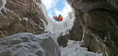 Bergrettung in Österreich zieht Deutschen aus 25 Meter tiefer Doline – Nur Schulterverletzung