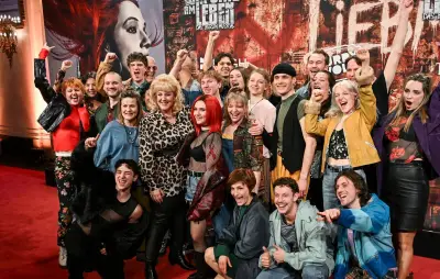 Berliner Musicalpremiere feiert die schrillen 90er: Applaus für 'Wir sind am Leben'