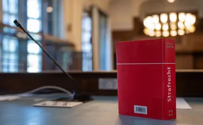 Berliner Prozess: Mann gesteht heimliche Überwachung und Gewalt gegen getrennte Ehefrau