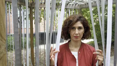 Bühnenmagie in München: Roman 'Und Federn überall' wird zu bewegendem Theatererlebnis