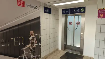 Bitterfelder Bahnhof: Neuer Aufzug nach nur drei Monaten defekt - Zwei Wochen Reparatur nötig