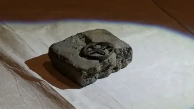 Bronzener Kreuz-Anhänger aus dem Mittelalter verändert historisches Bild der Region