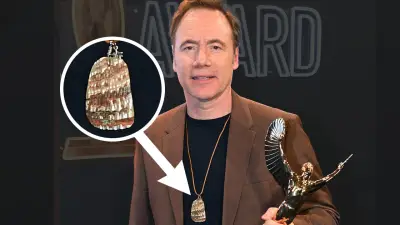 Bully Herbig enthüllt Geheimnis seines Apachen-Amuletts bei Jupiter Award-Verleihung