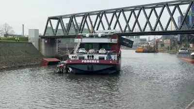 Containerschiff rammt Brücke im Neusser Hafen: Container stürzen ins Wasser