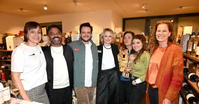 Dahoam is Dahoam-Stars feiern mit Tommy Schwimmer bei Weindepot-Eröffnung in München