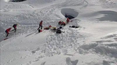 Deutscher Skitourengeher überlebt 25-Meter-Sturz in verdeckte Doline in Österreich