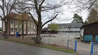 Fahndung nach Pädokriminellem: Missbrauch eines 8-jährigen Jungen auf Schulhoftoilette