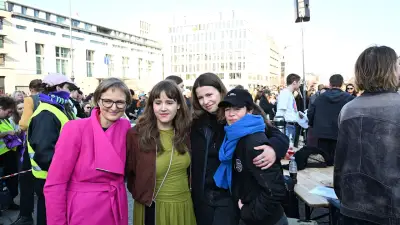 Feministischer Kampf gegen digitale Gewalt: Promi-Allianz demonstriert in Berlin