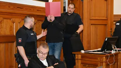 Feuerwehrmann vor Gericht: Geständnis nach Mord und Brandstiftung in Niedersachsen