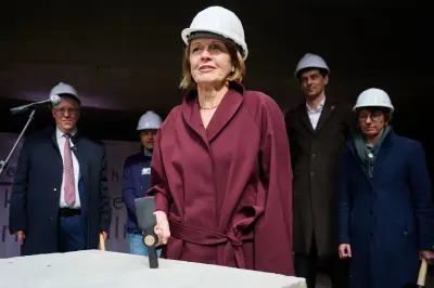 First Lady besucht Neuköllner Baustelle: Neue Wärmestube für Obdachlose entsteht