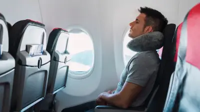 Flugbegleiterin verrät: Die besten Schlafplätze im Flugzeug für erholsame Reisen
