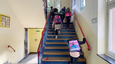 Frankfurter Grundschule: 12 Sicherheitsleute bewachen Treppe wegen 7 cm zu niedrigem Geländer