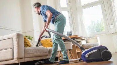 Frühjahrsputz eskaliert: Mann landet nach Fernseher-Streit in Handschellen