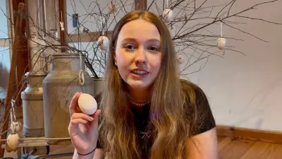 Glitzer-Osterei aus Rotwein und Zucker: Einfaches DIY-Experiment für die Feiertage