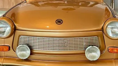 Goldener Trabi als DDR-Nostalgie-Magnet: Rügen-Hotel setzt auf Retro-Charme in der Broiler-Bar