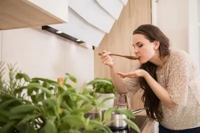 Gründonnerstagssuppe 'Grüne Neune': Traditionelle Frühlingskräutersuppe mit gesundem Stoffwechsel-Boost