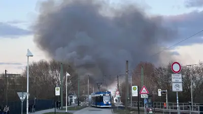 Großbrand in Rostock: Meterhohe Rauchsäule nahe Petridamm - Feuerwehr im Großeinsatz