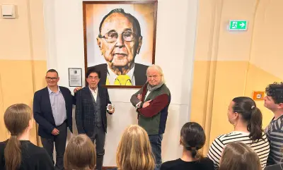 Gymnasium ehrt Hans-Dietrich Genscher mit Kunstporträt zum 99. Geburtstag