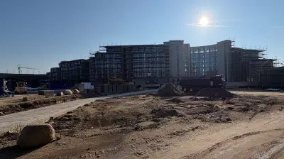 Hotelbau-Verzögerung in Klink belastet Dorfkasse und Wegebau-Projekte