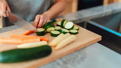 Hygiene in der Küche: Welches Schneidebrett hält Keime am besten fern?
