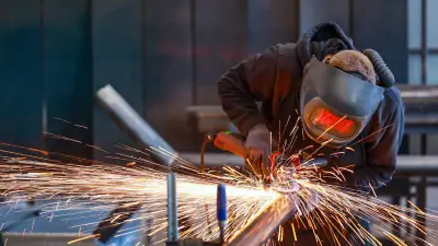 Ifo-Umfrage: Deutsche Firmen planen weiterhin Stellenabbau trotz leichter Entspannung