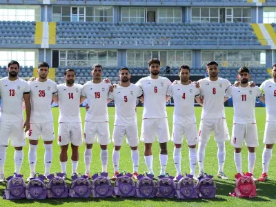 Iranische Fußballer zeigen Solidarität mit Trauerflor und Rucksäcken