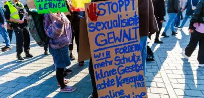 Justizministerin Hubig plant Gesetz gegen Deep-Fake-Pornos und Saunaspannen