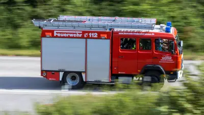 Küchenbrand in Wismar: Feuerwehr rettet 64-Jährige aus Mehrfamilienhaus
