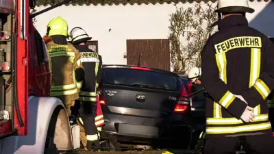 Lebensgefahr beim Scheibenputzen: Frau in Brenz von eigenem Auto eingeklemmt