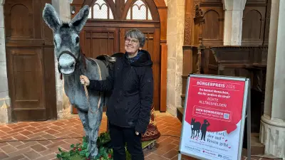 Lebensgroßer Esel wirbt in Halles Marktkirche für Bürgerpreis und Ehrenamt