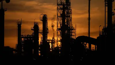 Ölkrise durch blockierte Handelsroute: Experte warnt vor anhaltender Preisexplosion